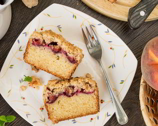 Кекс со сливами и хрустящим штрейзелем