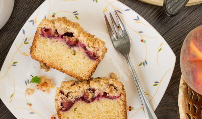 Кекс со сливами и хрустящим штрейзелем