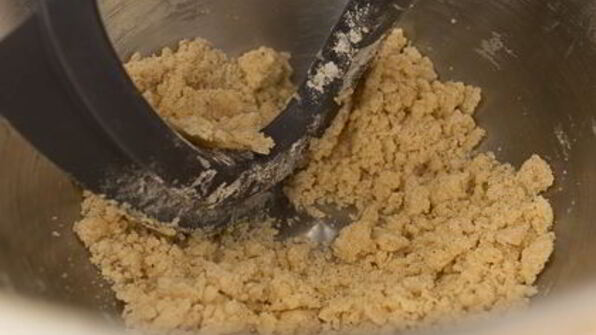 кекс со сливами и хрустящим штрейзелем