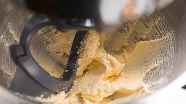 кекс со сливами и хрустящим штрейзелем