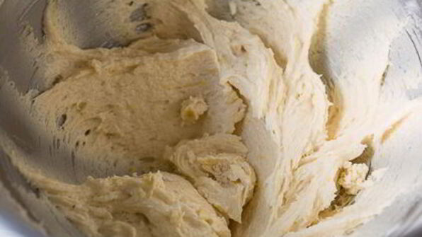 кекс со сливами и хрустящим штрейзелем