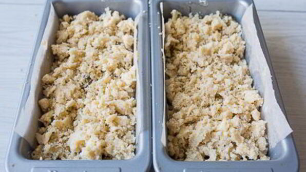 кекс со сливами и хрустящим штрейзелем