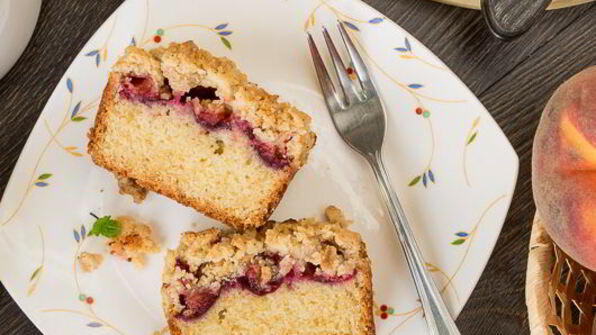 кекс со сливами и хрустящим штрейзелем