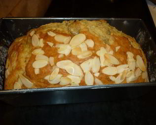 Кекс сюрприз с халвой