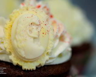 Кексы Красный бархат с вишневой начинкой