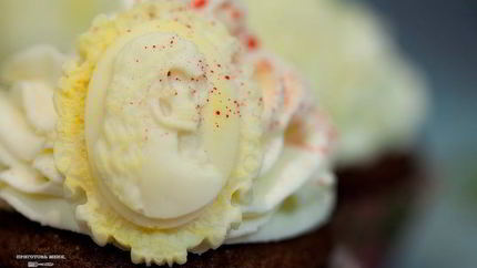 Кексы Красный бархат с вишневой начинкой