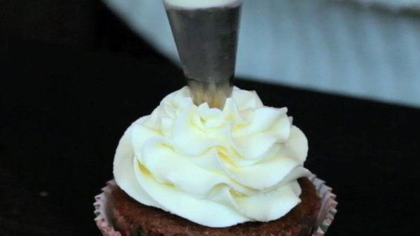 кексы красный бархат с вишневой начинкой