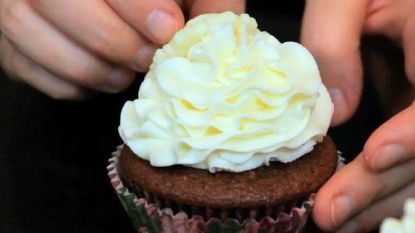 кексы красный бархат с вишневой начинкой