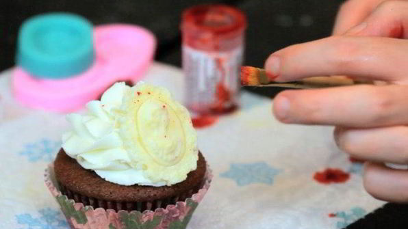 кексы красный бархат с вишневой начинкой