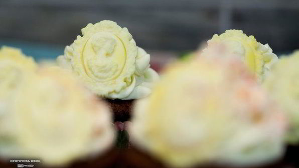 кексы красный бархат с вишневой начинкой