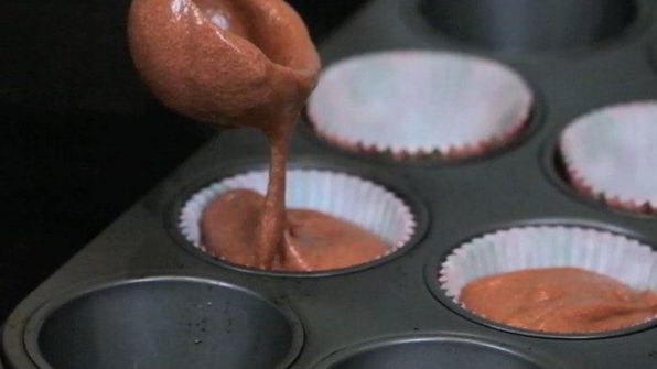 кексы красный бархат с вишневой начинкой