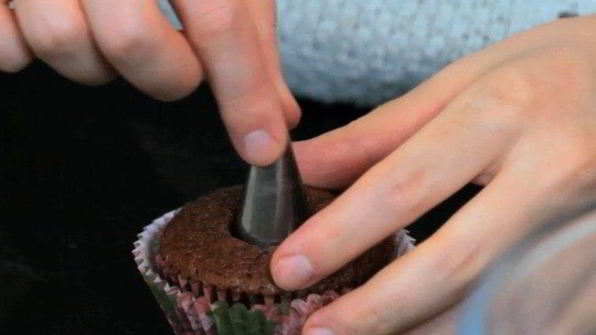 кексы красный бархат с вишневой начинкой