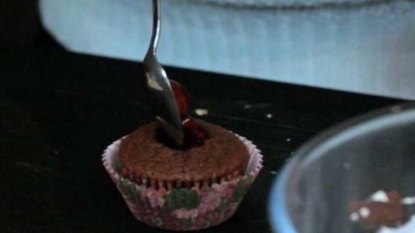 кексы красный бархат с вишневой начинкой