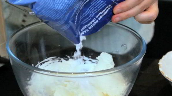 кексы красный бархат с вишневой начинкой