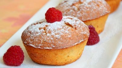 Кексы с малиной и фундуком