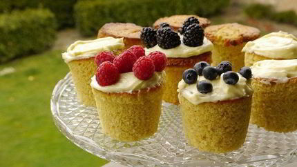 Кокосовые капкейки со свежими ягодами