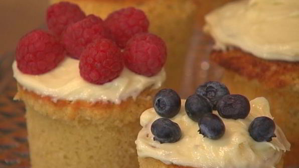 кокосовые капкейки со свежими ягодами