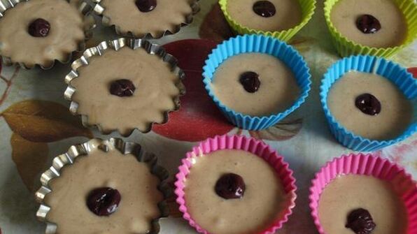 медово-имбирные кексы с вишней