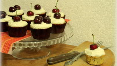 Орехово-шоколадные кексы с черешней