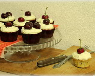 Орехово-шоколадные кексы с черешней