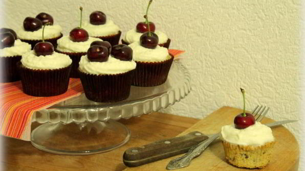 орехово-шоколадные кексы с черешней