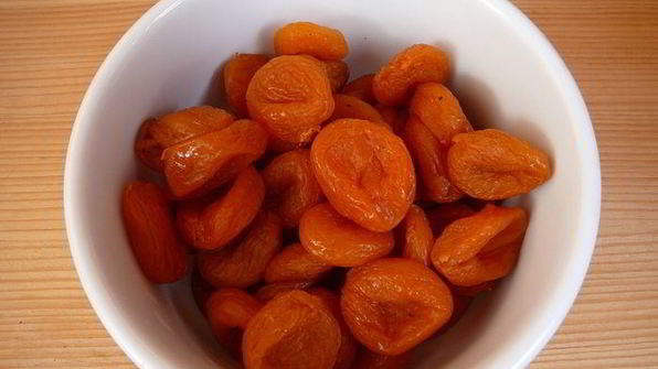 пряный кекс с вяленой клюквой, курагой и орехами