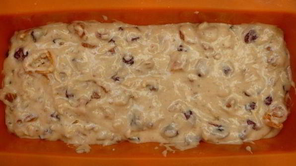 пряный кекс с вяленой клюквой, курагой и орехами