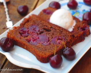 Шоколадный кекс с черешней