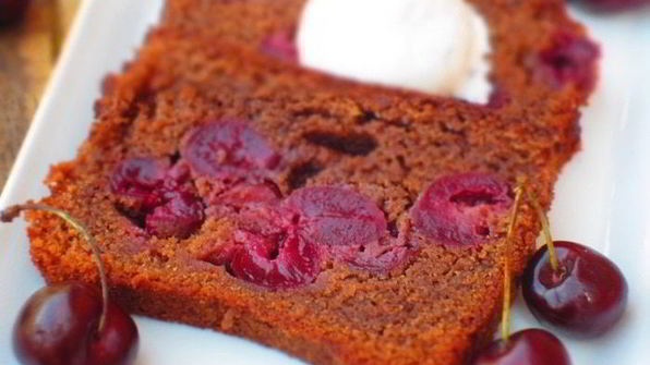 шоколадный кекс с черешней