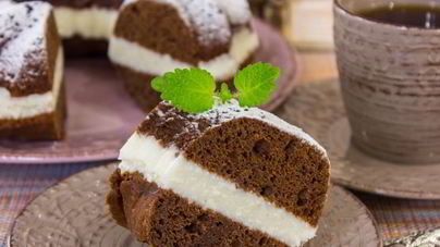 Шоколадный кекс с творожным кремом