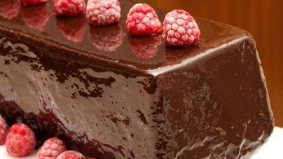 Шоколадный кекс в глазури с малиной