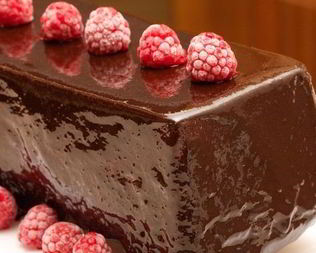 Шоколадный кекс в глазури с малиной