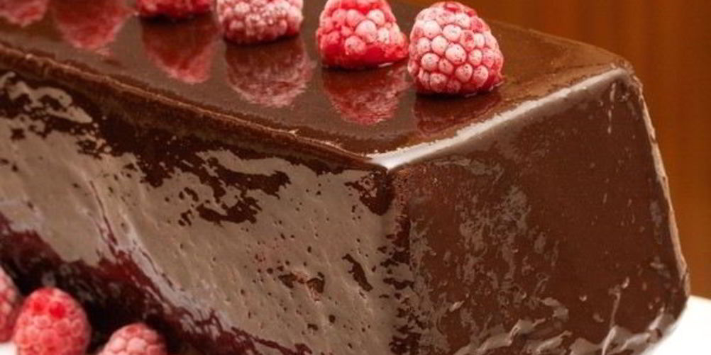 Рецепт шоколадный кекс в глазури с малиной
