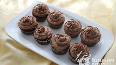 Шоколадные капкейки украшенные шоколадным фростингом