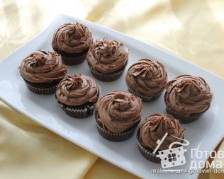 Шоколадные капкейки украшенные шоколадным фростингом