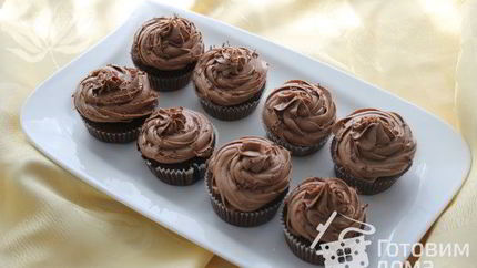 Шоколадные капкейки украшенные шоколадным фростингом