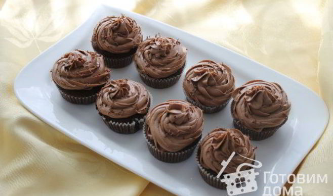 Шоколадные капкейки украшенные шоколадным фростингом