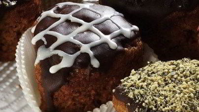 Шоколадные капкейки в гладкой шоколадной глазури с белыми узорами