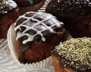 Шоколадные капкейки в гладкой шоколадной глазури с белыми узорами