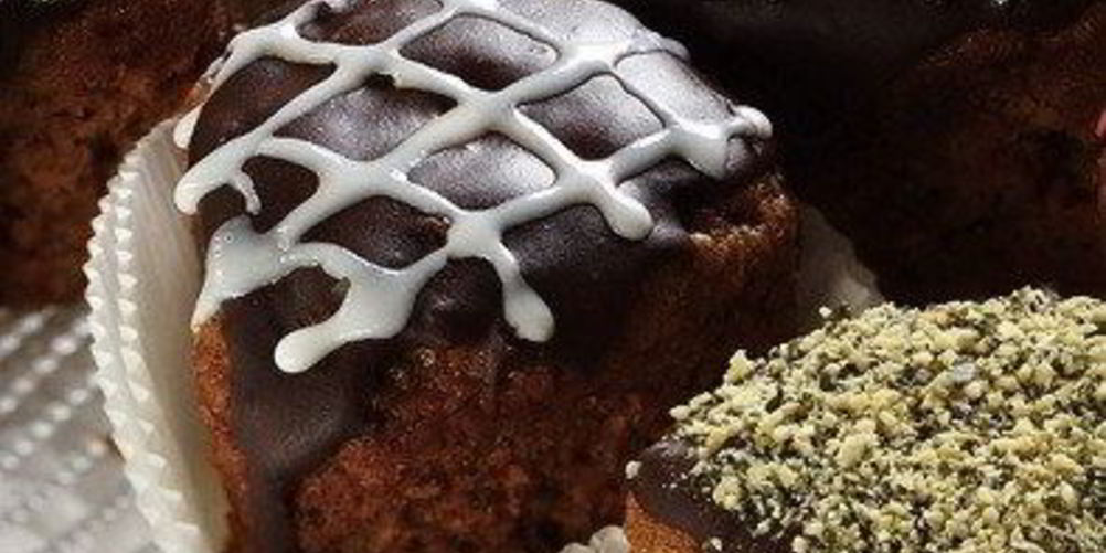 Рецепт шоколадные капкейки в гладкой шоколадной глазури с белыми узорами