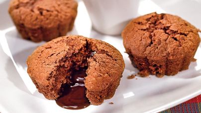 Шоколадные кексы с малиновым соусом