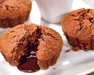 Шоколадные кексы с малиновым соусом