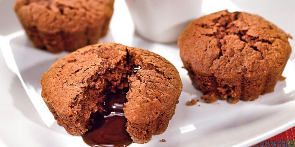 Рецепт шоколадные кексы с малиновым соусом