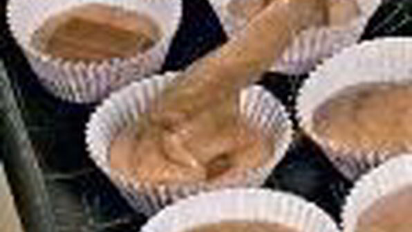 шоколадные кексы с малиновым соусом