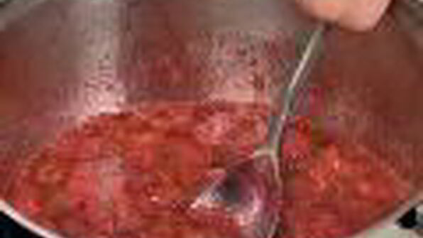 шоколадные кексы с малиновым соусом