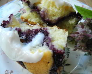 Сметанные кексы с ягодной начинкой