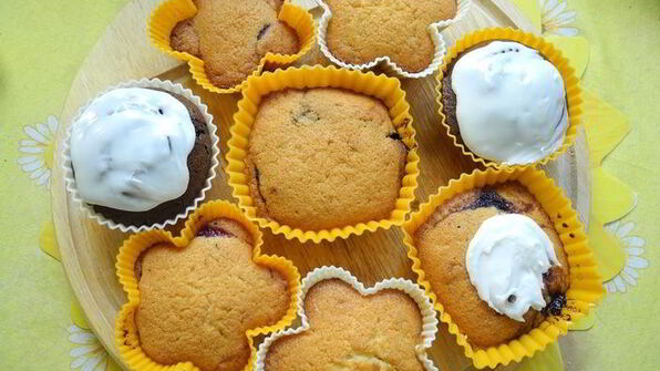 сметанные кексы с ягодной начинкой