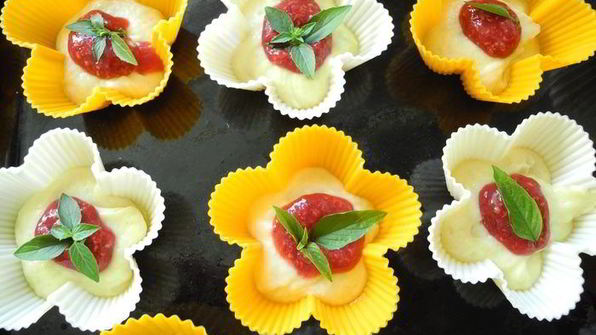 сметанные кексы с ягодной начинкой