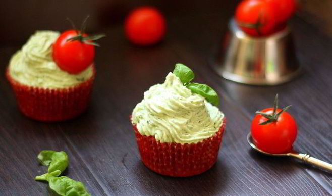 Томатные капкейки под нежным базиликовым кремом