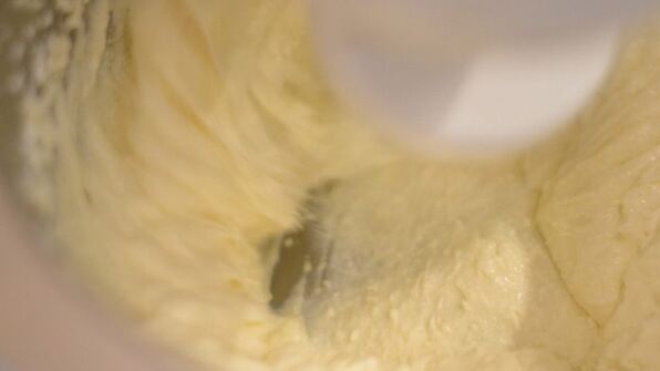 творожный кекс с изюмом и легким привкусом вишни